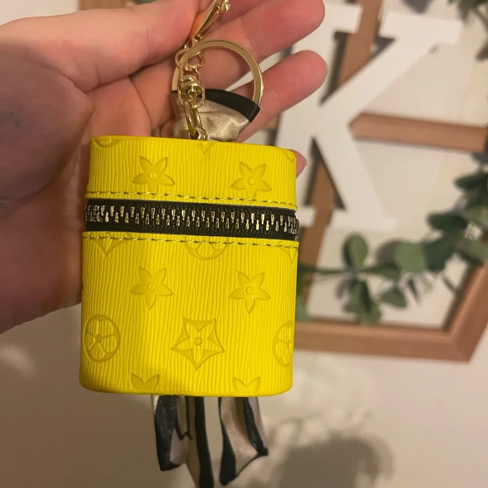 High Quality Fashion Air Pod Case Holder Keychain - Picture 5 of 5